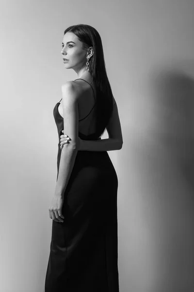 Черно-белый портрет красивой модной молодой женщины — стоковое фото