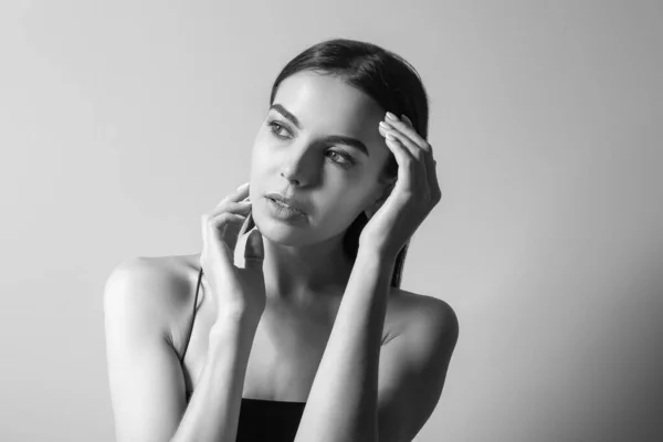 Retrato preto e branco de bela mulher jovem na moda — Fotografia de Stock