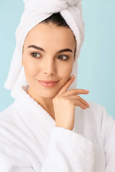 Vacker ung kvinna i badrock på färg bakgrund — Stockfoto