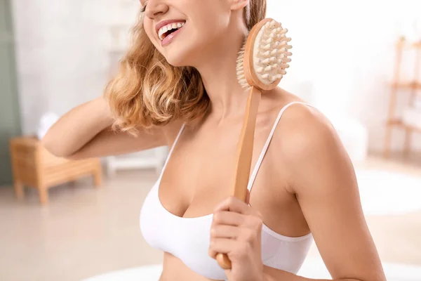 Mulher bonita com escova de massagem no banheiro — Fotografia de Stock