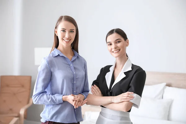 Manager und Zimmermädchen im Hotelzimmer — Stockfoto