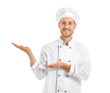 Yakışıklı erkek şef beyaz arka plan üzerinde bir şey gösteren