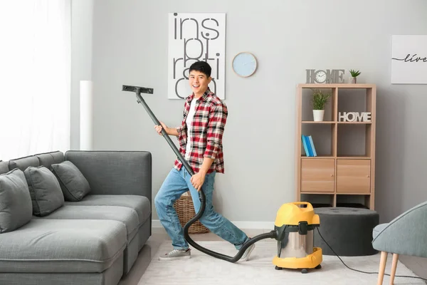 Joven asiático hombre divertirse mientras limpieza piso en casa —  Fotos de Stock