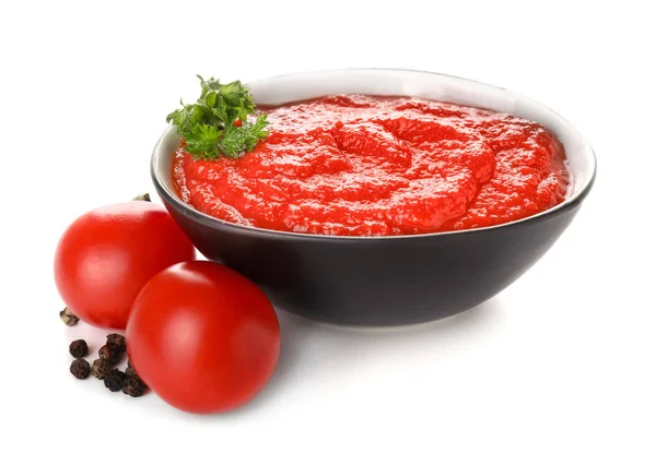 Schaal van smakelijke tomatensaus op witte achtergrond — Stockfoto