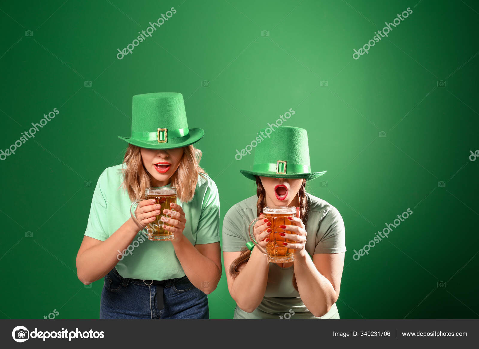 Mujeres jóvenes graciosas con cerveza sobre fondo de color