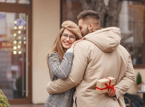 Hombre feliz ocultando regalo para su novia al aire libre —  Fotos de Stock