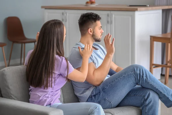 Молода жінка намагається укласти мир з чоловіком після сварки вдома — стокове фото