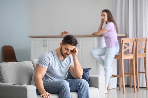 Pareja joven trastornada después de disputa en casa — Foto de Stock