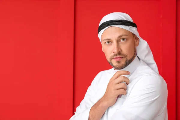 Snygg arabisk man på färg bakgrund — Stockfoto