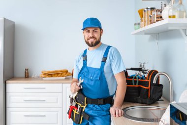 Mutfakta tesisatçı portresi