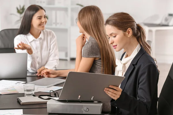 Mooie jonge zakenvrouwen werken samen in kantoor — Stockfoto