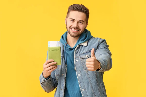 Guapo turista masculino sobre fondo de color — Foto de Stock