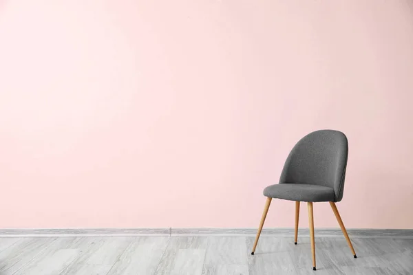 Stilvoller Stuhl in der Nähe von Farbwand im Zimmer — Stockfoto