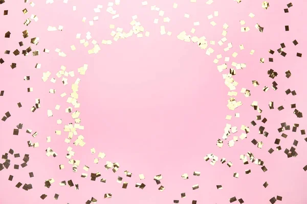 Frame gemaakt van gouden confetti op roze achtergrond — Stockfoto