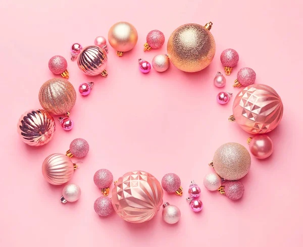 Frame gemaakt van mooie kerstballen op roze achtergrond — Stockfoto