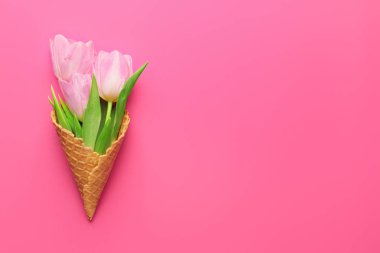 Pembe arka planda çiçekli waffle külahı