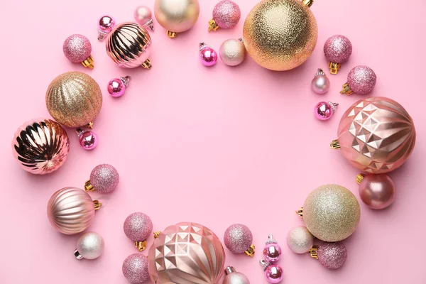 Telaio fatto di belle palle di Natale su sfondo rosa — Foto Stock