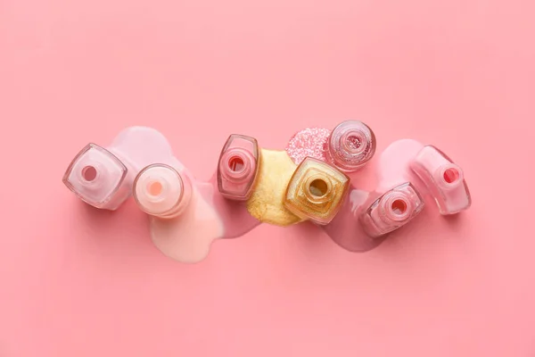 Διαφορετικά βερνίκια νυχιών σε ροζ φόντο — Φωτογραφία Αρχείου
