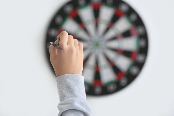 Ung kvinna spelar dart inomhus — Stockfoto