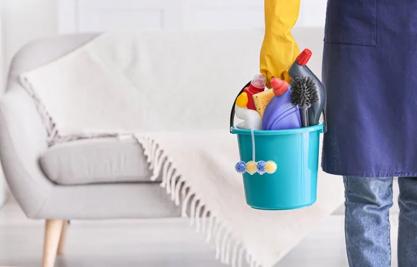 Conciërge met schoonmaakspullen in de kamer — Stockfoto