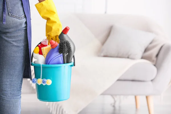 Hausmeister mit Putzutensilien im Zimmer — Stockfoto