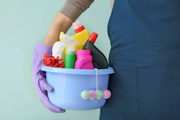 Takarító készlet tisztítószerek színes háttér, közelkép — Stock Fotó