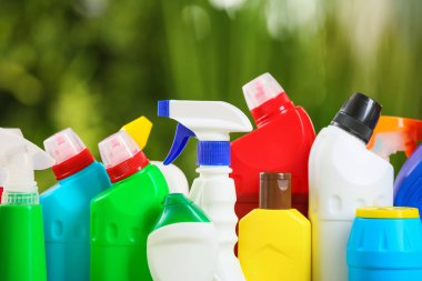 Dışarıdaki temizlik malzemeleri seti.