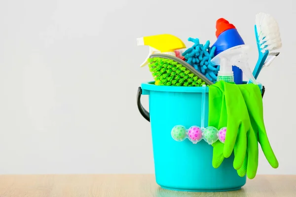 Conjunto de suprimentos de limpeza em fundo claro — Fotografia de Stock