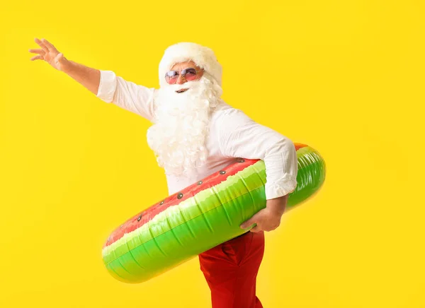 Święty Mikołaj z pierścieniem pływania na tle koloru. Pojęcie urlopu — Zdjęcie stockowe