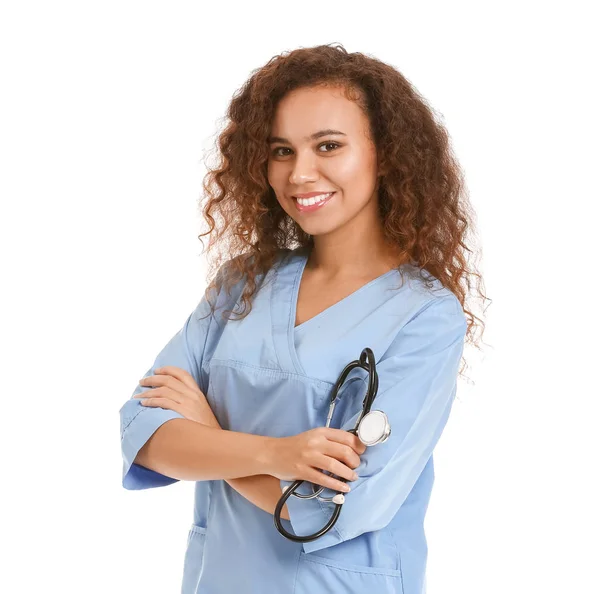 Mladý afroamerický zdravotní sestra na bílém pozadí — Stock fotografie