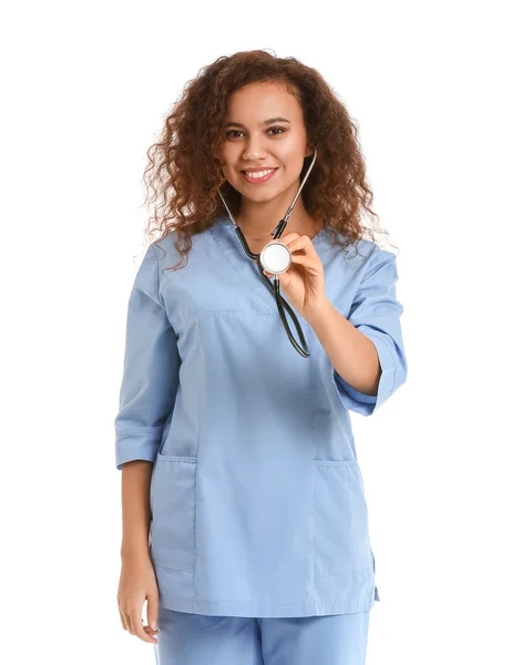 Joven enfermera afroamericana con estetoscopio sobre fondo blanco — Foto de Stock