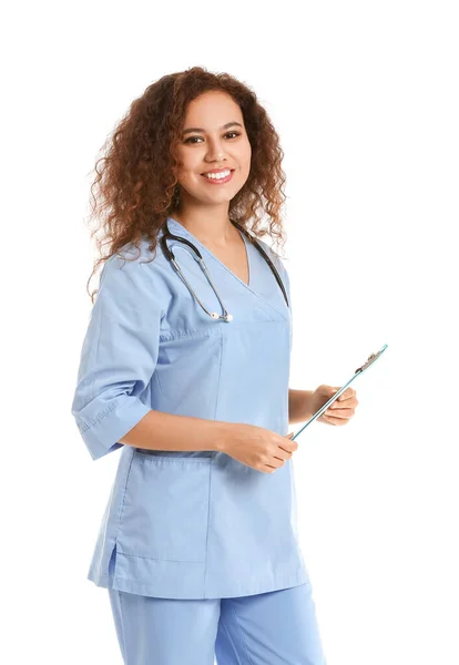 Joven enfermera afroamericana sobre fondo blanco — Foto de Stock