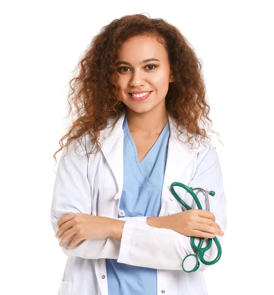Joven médico afroamericano sobre fondo blanco — Foto de Stock