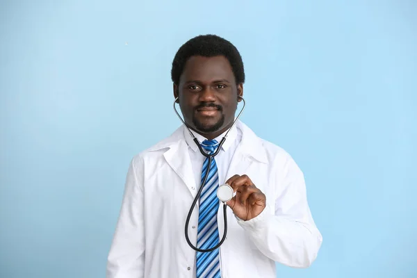 Afrikai-amerikai orvos sztetoszkóppal színes háttér — Stock Fotó