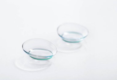 Beyaz arkaplandaki kişi lensleri