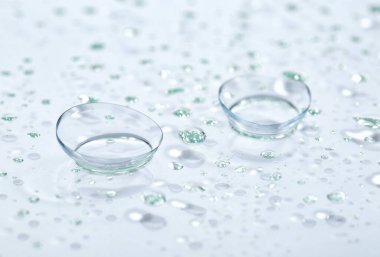 Kontakt lensler ıslak zemin üzerine