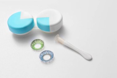 Beyaz arkaplanda valizli kişi lensleri