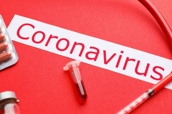 Rurka testowa z próbką krwi i tekstem Koronawirus na tle koloru — Zdjęcie stockowe