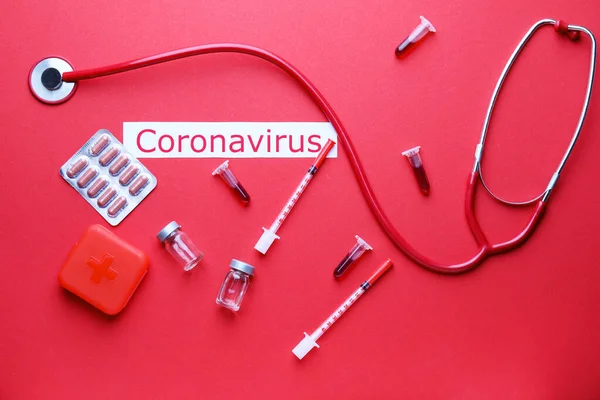 Probówki z próbką krwi i leki na Coronavirus na tle koloru — Zdjęcie stockowe