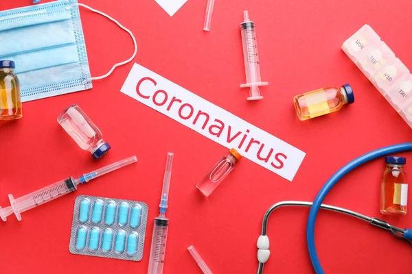 Medicamentos para Coronavirus, estetoscopio y mascarilla protectora sobre fondo de color — Foto de Stock