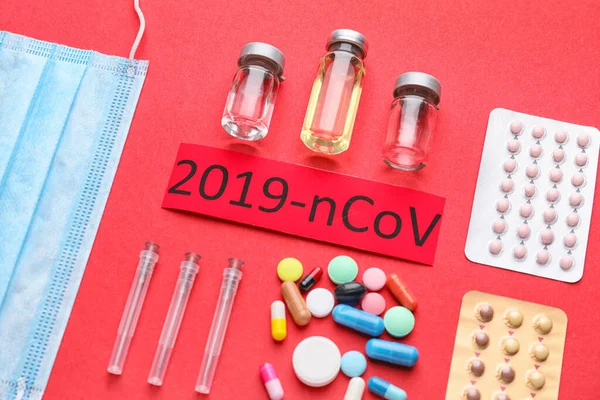 Захисна маска і ліки для коронавірусу на кольоровому фоні — стокове фото