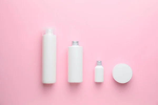 Różne produkty kosmetyczne na tle koloru — Zdjęcie stockowe