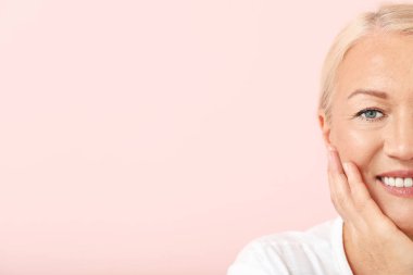 Renkli, sağlıklı ciltli, güzel, olgun bir kadın.