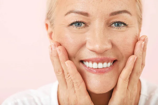 Beautiful mature woman with healthy skin on color background, closeup — Stock Photo, Image