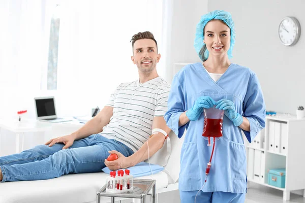 Hombre donando sangre en el hospital —  Fotos de Stock