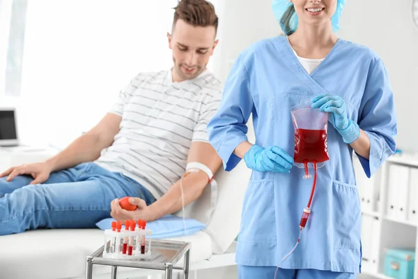 Uomo che dona sangue in ospedale — Foto Stock