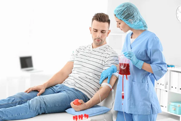 Adam hastanede kan bağış — Stok fotoğraf