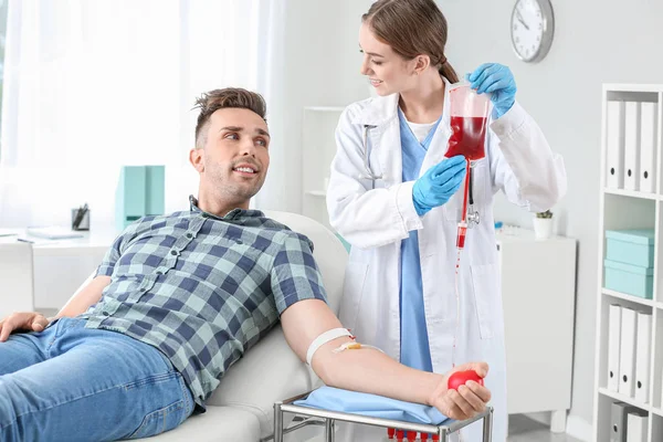 Hombre donando sangre en el hospital —  Fotos de Stock