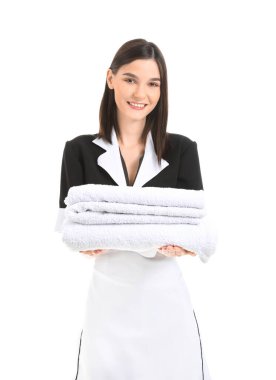 Beyaz arka planda temiz havluları olan güzel oda hizmetçisinin portresi.