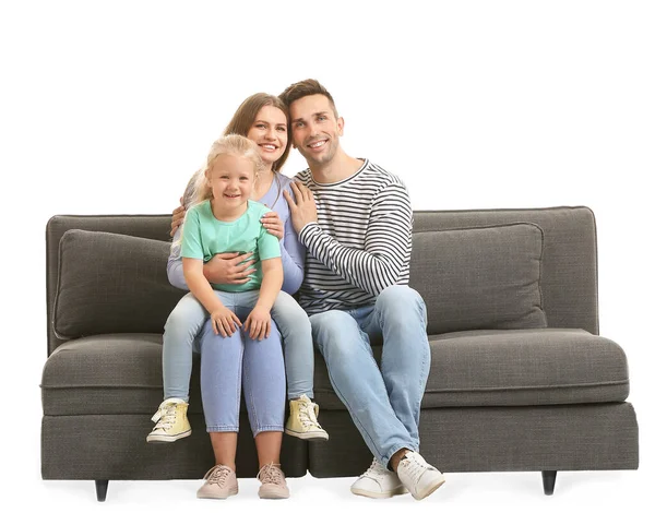 Feliz jovem família sentada no sofá contra fundo branco — Fotografia de Stock